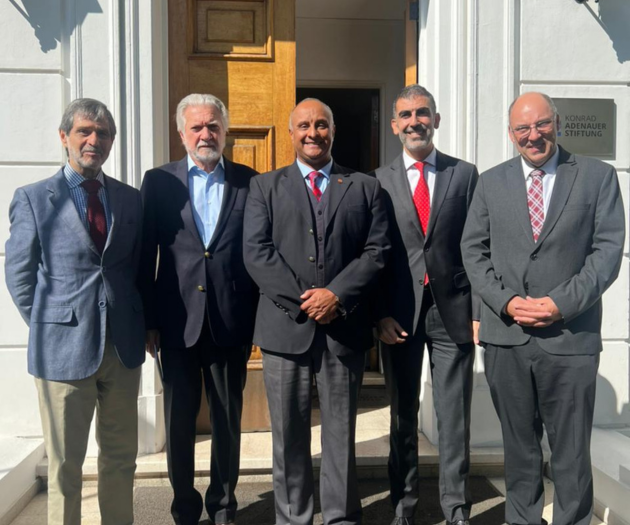 CEIUC y KAS Chile realizan desayuno de análisis sobre seguridad global y la guerra en Irán