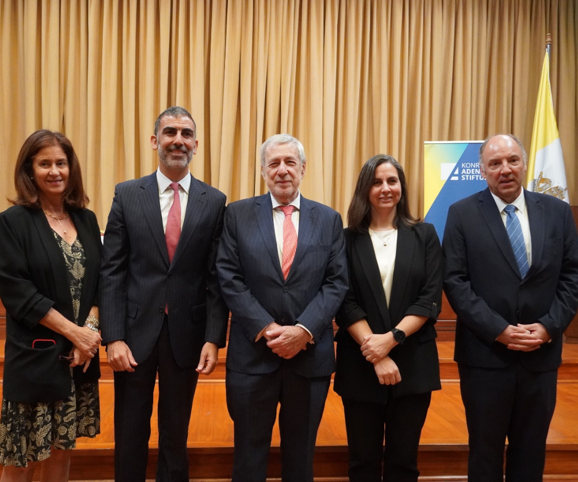 Canciller Alberto van Klaveren analizó los desafíos de la política exterior de Chile